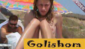 Нудистка сидела и втирала крем для загара