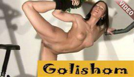 Голая гимнастка в тренажерном зале