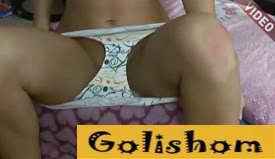 Девушка заигрывает с фотографом