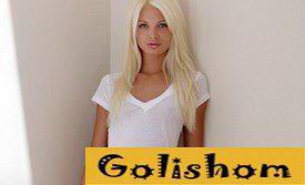 Девушка в белой майке