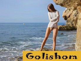 Светлана в Крыму у скал