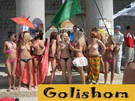 На морском побережье в обнаженном виде