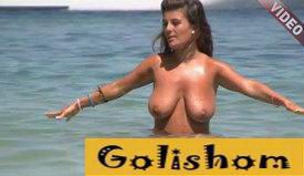 Две особы загорают на нудистском пляже