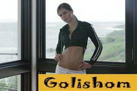 Красотка Каприс занимается дома йогой