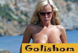 Блондинка в сексуальном бикини