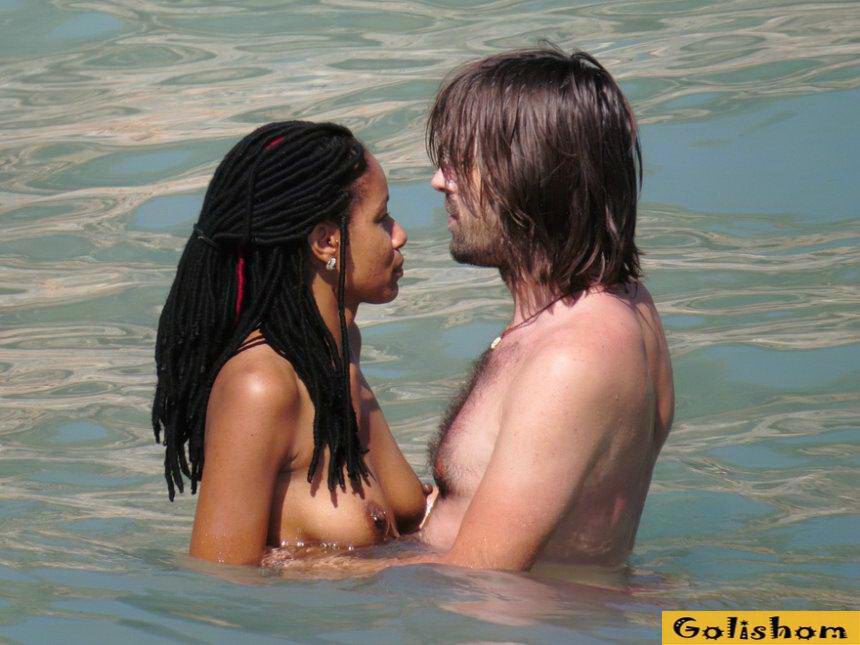 Нудисты любят быть голыми Нудисты любят быть голыми