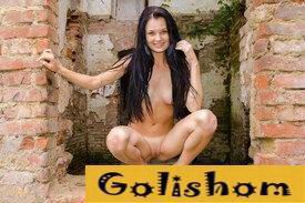 Натуристка Катюха в старом городе под Одессой