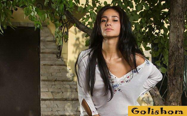 Красивая голая армянка у себя во дворе