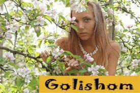 Светлана из Липецка в цветущем саду