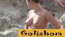 Тёлка с большими сиськами на пляже видео