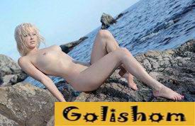 Красивая нудистка Елена на набережной