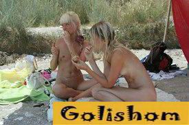 Голые красотки на пляже