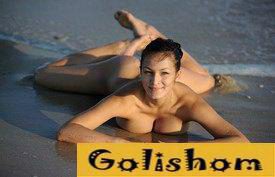 Красивая девушка Софи на море и ее огромные буфера