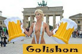 Микаэла Шефер разделась на главной площади Берлина