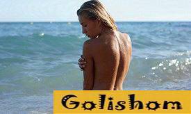 Обнаженная Анна загорает на Черном море