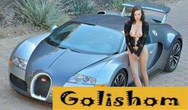 Голая девушка у спортивной машины