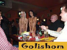 Голенькие Ника и Люси удивили всех в баре