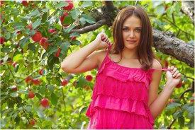 Нудистка среди яблок