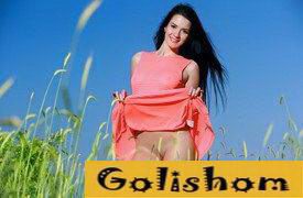 Брюнетка Валерия голая на природе