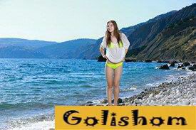 Изабель на дивном пляже в Хорватии