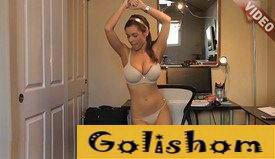 Сисястая девушка танцует и снимает лифчик