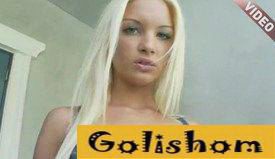 Блондинка мило снимает с себя трусики