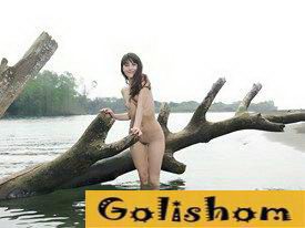 Нудистка Ника у реки