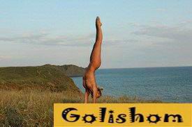 Голые экстремалки на природе