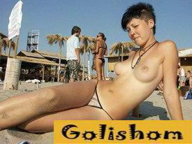 Голые нудисты любят море