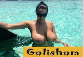 Голая нудистка с большими сиськами