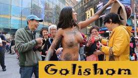 Порнозвезда Бонни Роттен прошлась по Нью-Йорку топлес - фото и видео