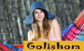 Очень красивая нудистка с полной грудью