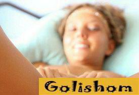 Красотка обнажила свою гладкую письку