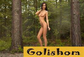 Модель в лесу