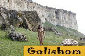 Нудистка Яна в горах Крыма