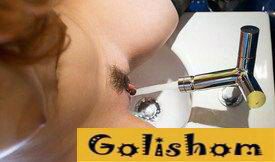 Дрочит клитор струем воды