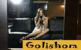 Снимает сама себя голой перед зеркалом