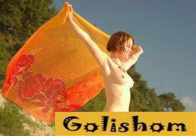 Нудистка дня - А океан бывает суровым!