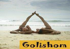 Голая растяжка на пляже