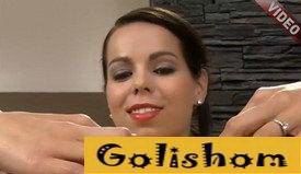 Брюнетка показала свое влагалище крупным планом видео