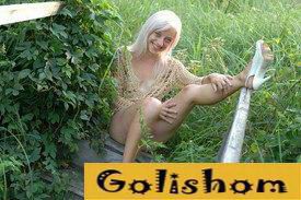 Стройная нудистка в деревне - Девушка дня!