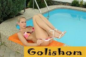 Она любит купаться голой в бассейне