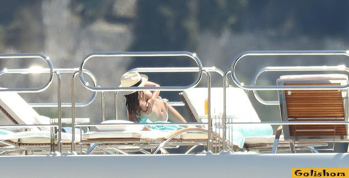 Сара Сампайо - засветилась топлес на яхте Сара Сампайо - засветилась топлес на яхте