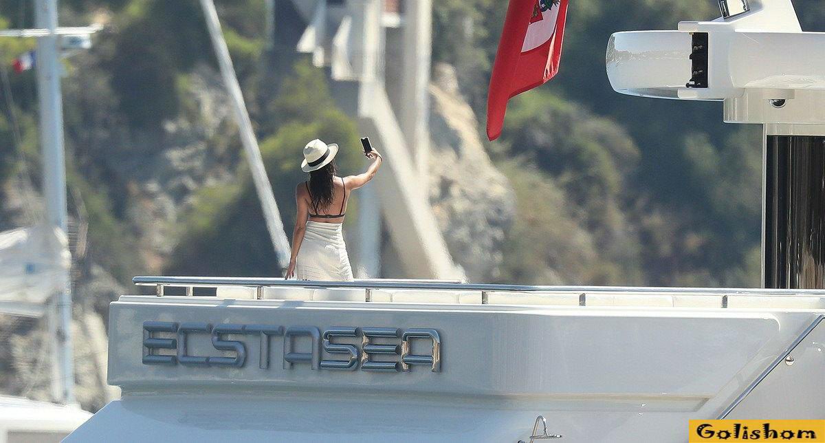 Сара Сампайо - засветилась топлес на яхте Сара Сампайо - засветилась топлес на яхте