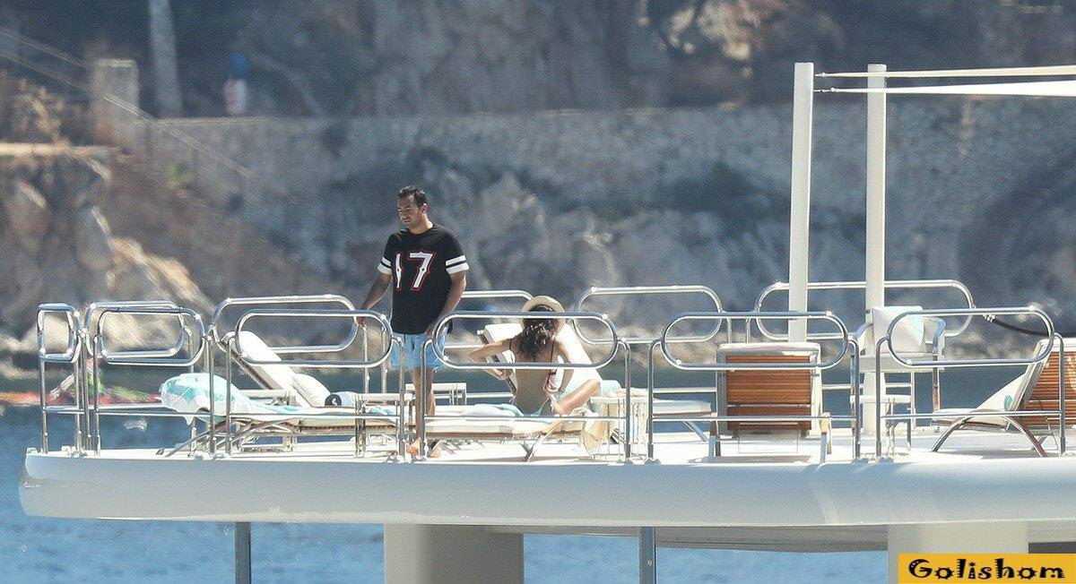 Сара Сампайо - засветилась топлес на яхте Сара Сампайо - засветилась топлес на яхте