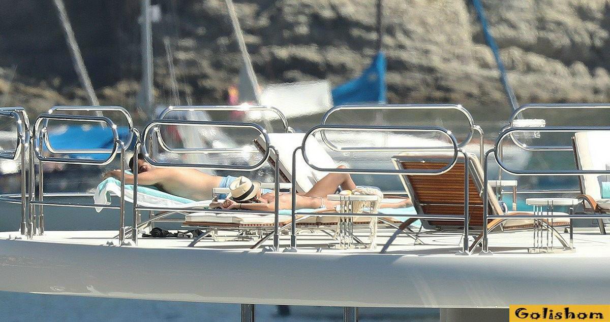 Сара Сампайо - засветилась топлес на яхте Сара Сампайо - засветилась топлес на яхте