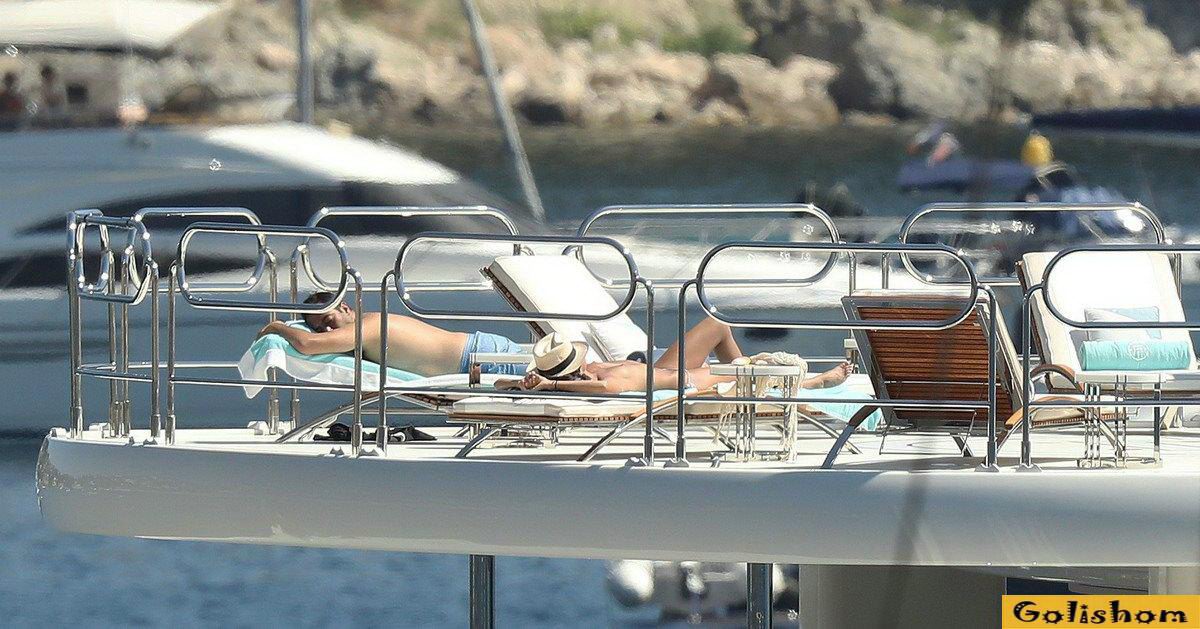 Сара Сампайо - засветилась топлес на яхте Сара Сампайо - засветилась топлес на яхте