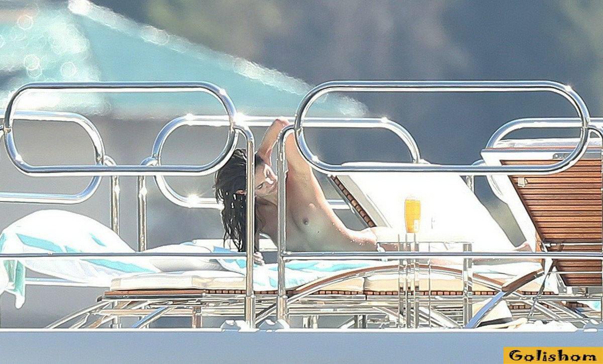 Сара Сампайо - засветилась топлес на яхте Сара Сампайо - засветилась топлес на яхте