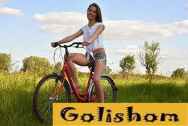 Нудистка дня - на велосипеде за городом!