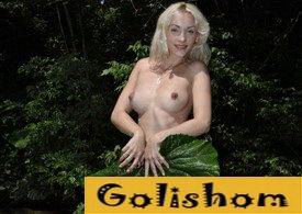 С лопухом - Нудистка дня!